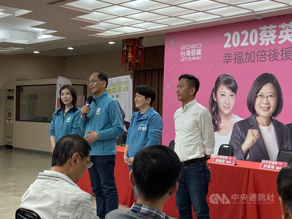 前行政院長游錫堃(左2)1日出席「2020幸福加倍-蔡英文總統後援會成立大會」,他表示,2020年大選是關鍵戰役,認為香港反送中運動就是因為其上一代未做好守護工作,現在台灣選舉,就是要做好守護下一代的工作。中央社記者黃麗芸攝 108年12月1日