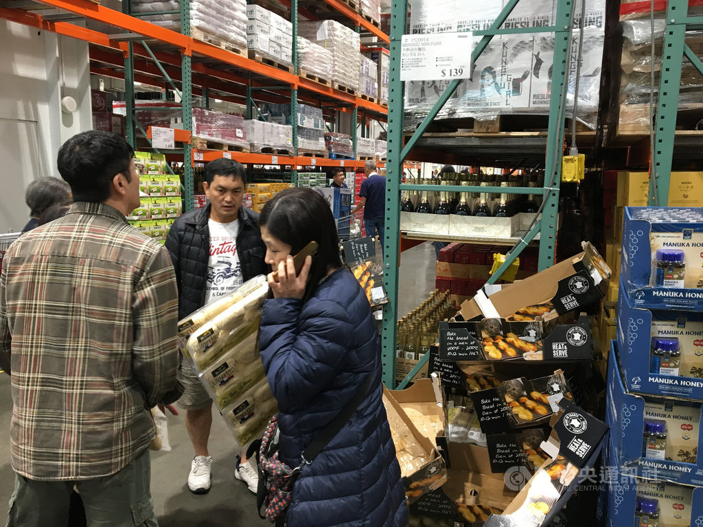 美式賣場「黑色購物節」首日不巧為上班日,加上優惠時間延長,美式賣場門市不見往年大批搶購人潮。記者實地觀察賣場狀況,購物車滿滿戰利品景象不再,反而賣場近期暢銷商品「半熟迷你小麵包」雖然沒有降價,卻比黑色購物節的促銷商品更受歡迎。中央社記者蔡芃敏攝 108年12月1日