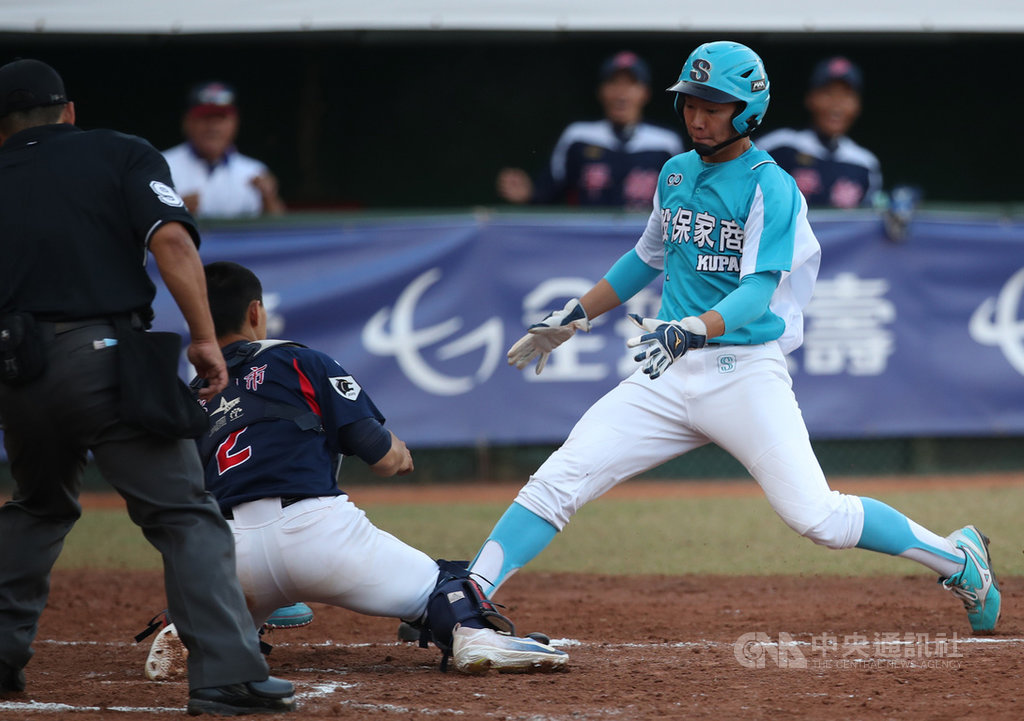 2019年第7屆黑豹旗全國高中棒球大賽,平鎮高中1日以3比1擊退穀保家商奪冠,中外野手宋晟睿在7局上穀保2出局二壘有人時,劉予承敲出安打,宋晟睿演出雷射肩,長傳本壘給捕手(圖),擋下1分。中央社記者張新偉攝 108年12月1日