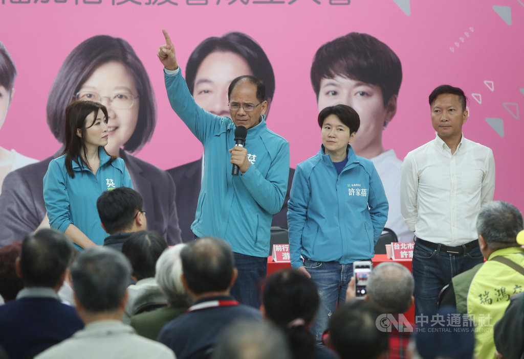 「2020幸福加倍-蔡英文總統後援會成立大會」1日在台北市議會舉行,前行政院長游錫堃(左2)致詞表示,希望大家團結努力,讓總統蔡英文連任。中央社記者鄭傑文攝 108年12月1日