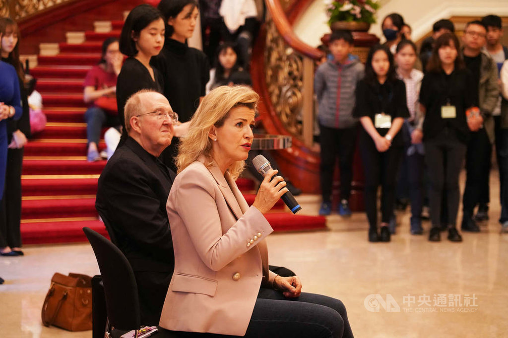德國知名小提琴家安-蘇菲.慕特(Anne-Sophie Mutter )(前)1日在台北國家音樂廳音樂會後,與青少年樂迷分享她的音樂人生,她認為練習小提琴固然很重要,但更重要的是如何成為一個完整的人,才能進一步做一個音樂家。(牛耳藝術提供)中央社記者趙靜瑜傳真 108年12月1日