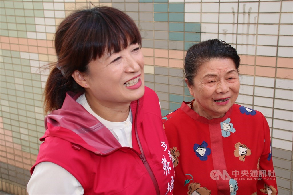 區域立委選戰,南投縣第1選區由民主進步黨現任不分區立委蔡培慧(左)挑戰現任中國國民黨立委馬文君,選情膠著可說是歷年最激烈。中央社記者蕭博陽南投攝 108年12月1日