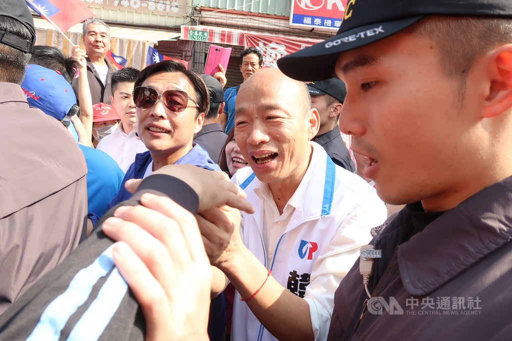 國民黨總統參選人、高雄市長韓國瑜(中)1日回防高雄,排滿立委輔選行程。他說,近來在外地展開傾聽之旅,回到高雄讓他感覺特別溫暖。中央社記者王淑芬攝 108年12月1日