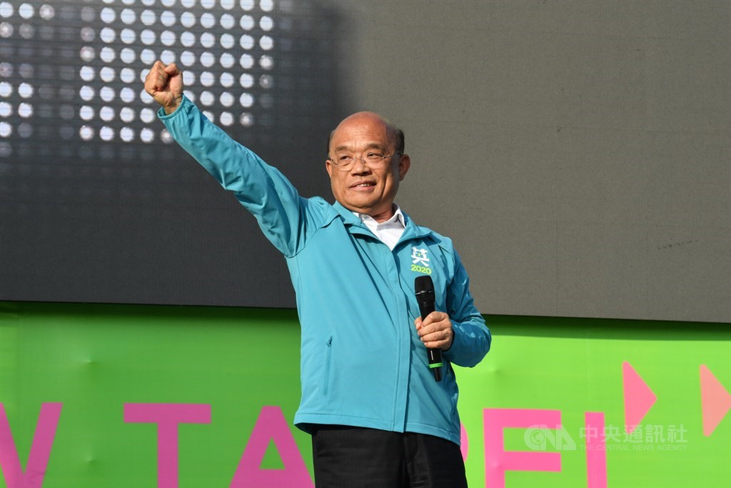 總統蔡英文連任新北市競選總部1日下午在板橋第二運動場舉行開幕活動,日前因過度勞累導致顏面神經失調的行政院長蘇貞昌(圖)休息後「復出」,呼籲選民票投民進黨。中央社記者林俊耀攝 108年12月1日