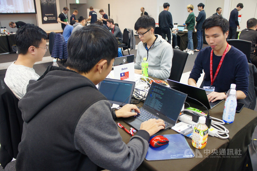 CTF(Capture the Flag)網路攻防搶旗賽越來越興盛,國內戰隊Balsn日前參加趨勢科技在東京舉辦的第5屆CTF搶旗賽決賽,表現亮眼獲得第3名。中央社記者吳家豪攝 108年12月1日