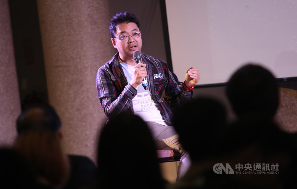 以台灣白色恐怖時期為背景的遊戲「返校」引發熱烈討論,改編成電影更締造亮眼票房成績,返校遊戲創始人、大同大學校友姚舜庭(圖)1日返回母校參加座談會,分享自己的創業路。中央社記者張新偉攝 108年12月1日