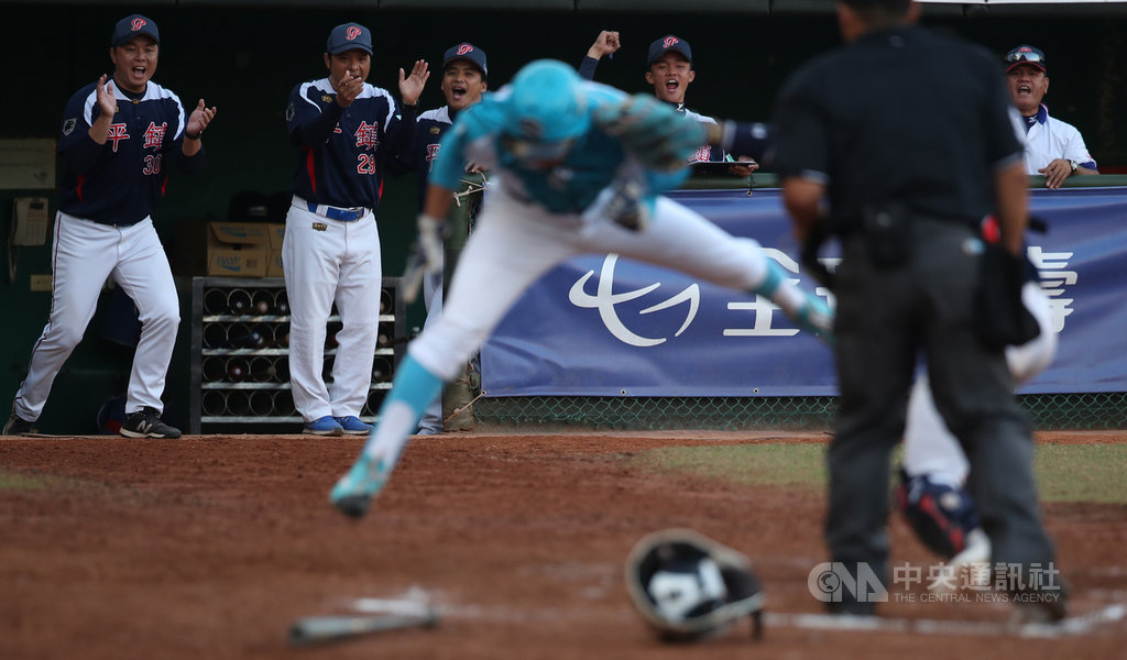2019年第7屆黑豹旗全國高中棒球大賽,平鎮高中1日以3比1擊退穀保家商奪冠,中外野手宋晟睿在7局上穀保2出局二壘有人時,劉予承敲出安打,宋晟睿長傳本壘給捕手觸殺衝往本壘的跑者,擋下1分,休息區內教練團(圖)興奮不已。中央社記者張新偉攝 108年12月1日