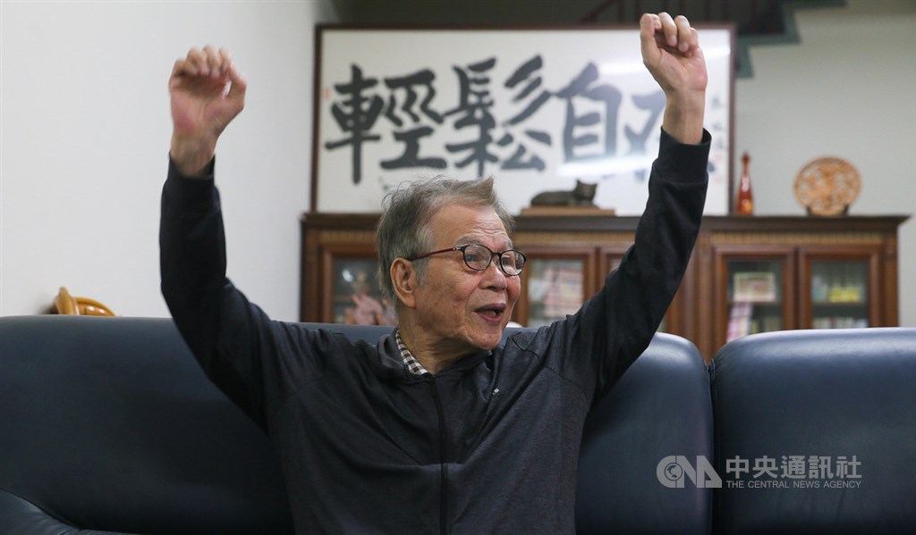 在白色恐怖年代,擔任教師的紀萬生曾上萬言書力促教改,並痛陳教育界的貪腐,這讓他成為校園裡的頭痛人物。1979年美麗島事件爆發,他成為第一批被逮捕的對象,也是唯一一名遭到上銬的教師。中央社記者謝佳璋攝 108年12月1日
