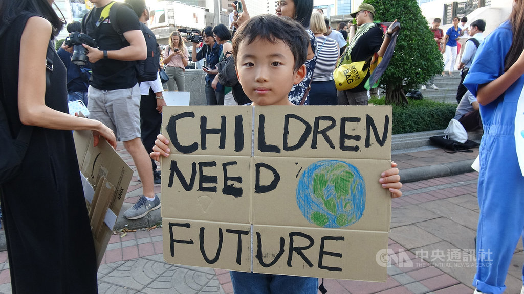由一群泰國年輕人發起的氣候變遷抗議活動11月29日在曼谷市中心的是樂園登場,參與者許多是學生,連小學生都來參加。中央社記者呂欣憓曼谷攝 108年12月1日