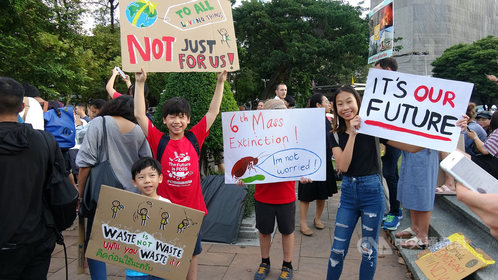 由一群泰國年輕人發起的氣候變遷抗議活動11月29日在曼谷市中心的是樂園登場,許多年輕學子手持抗議標語,希望喚起各界重視氣候變遷議題。中央社記者呂欣憓曼谷攝 108年12月1日