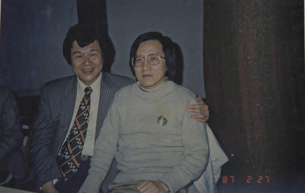 1987年2月27日在張溫鷹競選國大代表的競選總部,邱義仁(右)、紀萬生(左)合照。(紀萬生提供)