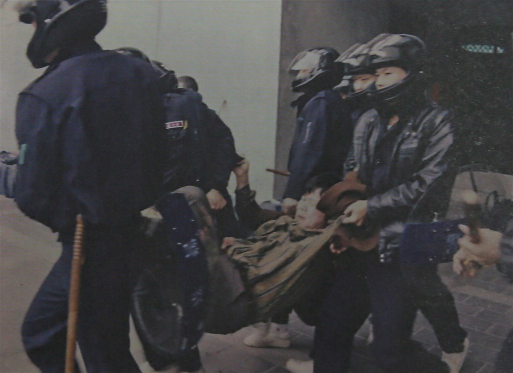 1991年紀萬生為聲援陳婉真的台建組織,前往台中地方法院聲援,被鎮暴警察、霹靂小組逮捕、打暈。(紀萬生提供)