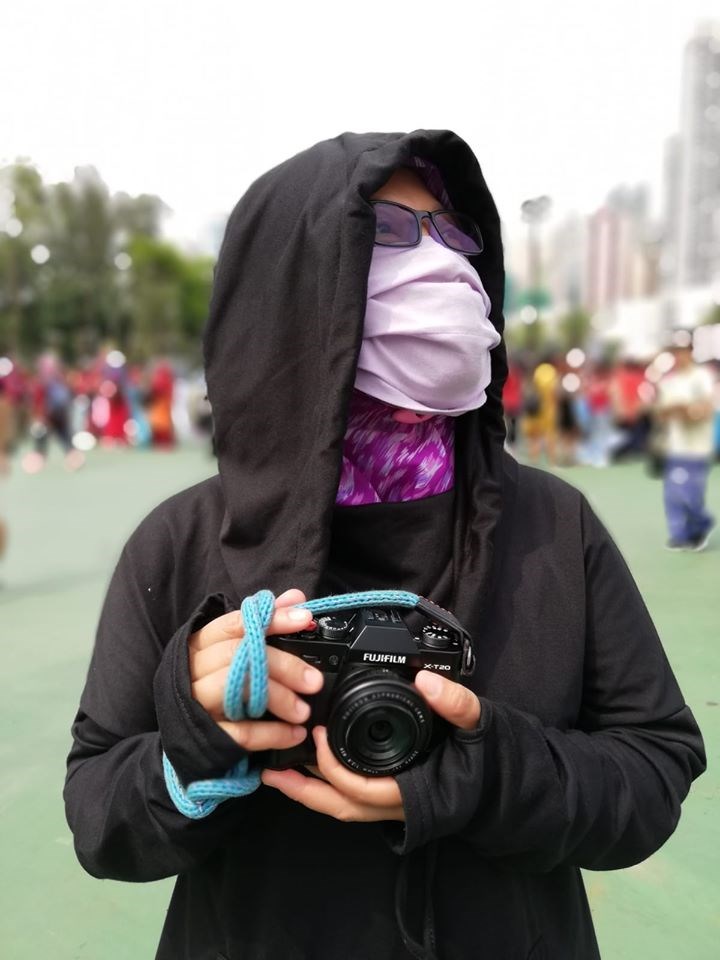 在香港工作10年的印尼籍移工尤麗疑因支持香港反送中運動而被扣押近一個月,2日被遣返印尼。(圖取自Yuli Riswati臉書facebook.com)