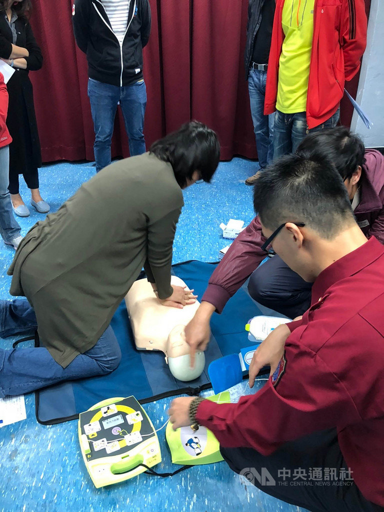 急救專家建議,成年人應學習相關急救技能,且應注意生活環境中的自動體外心臟電擊去顫器(AED)所在位置,「尤其要快確認你身邊的人會不會急救」,才能在關鍵時刻救命。(台灣公眾除顫發展協會提供)中央社記者陳偉婷傳真 108年12月1日