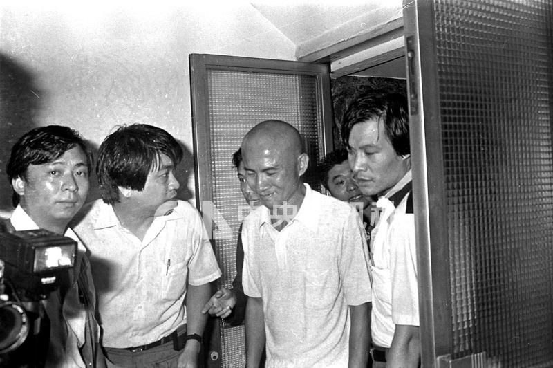 吳乃德說,美麗島事件由3個事件組成:對民主運動參與者的大逮捕、公開審判以及林宅血案。圖為因美麗島事件入獄的林義雄(前左3)1984年8月15日假釋。(中央社檔案照片)