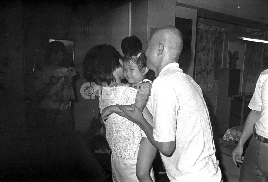 圖為因美麗島事件入獄的林義雄(右)1984年8月15日假釋,高興地擁抱他妹妹及外甥女。(中央社檔案照片)