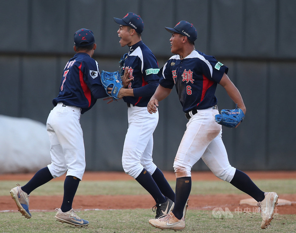 2019年第7屆黑豹旗全國高中棒球大賽,平鎮高中1日以3比1擊退穀保家商奪冠,中外野手宋晟睿(中)7局上雷射肩長傳相當關鍵,他回到休息區與隊友慶祝。中央社記者張新偉攝 108年12月1日