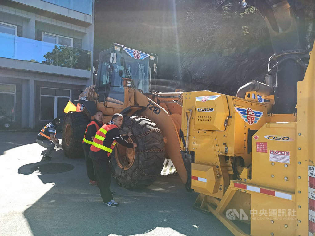 大陸冷氣團南下,合歡山等3000公尺以上高山有機會下雪,交通部公路總局鏟雪車2日下午進駐松雪樓待命,並辦理勤前教育與機械保養確認。(公路總局提供)中央社記者蕭博陽南投縣傳真 108年12月2日