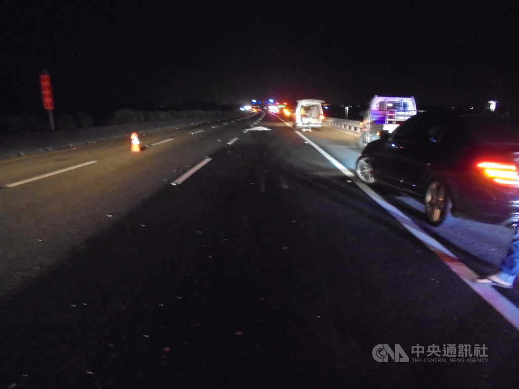 楊姓男子2日凌晨騎乘機車誤闖國道1號嘉義段,迴轉時行駛外側車道的車輛閃避不及,楊男遭3輛車撞擊、輾壓,傷重不治。(國道警察局提供) 中央社者姜宜菁傳真 108年12月2日