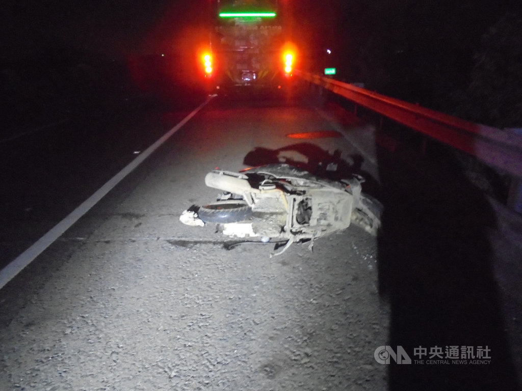 楊姓男子2日凌晨騎乘機車誤闖國道1號嘉義段,迴轉時行駛外側車道的車輛閃避不及,楊男遭3輛車撞擊、輾壓,警方趕到現場時,發現楊男倒臥在路肩當場死亡,所騎乘的機車嚴重扭曲變形。(國道警察局提供)中央社者姜宜菁傳真 108年12月2日