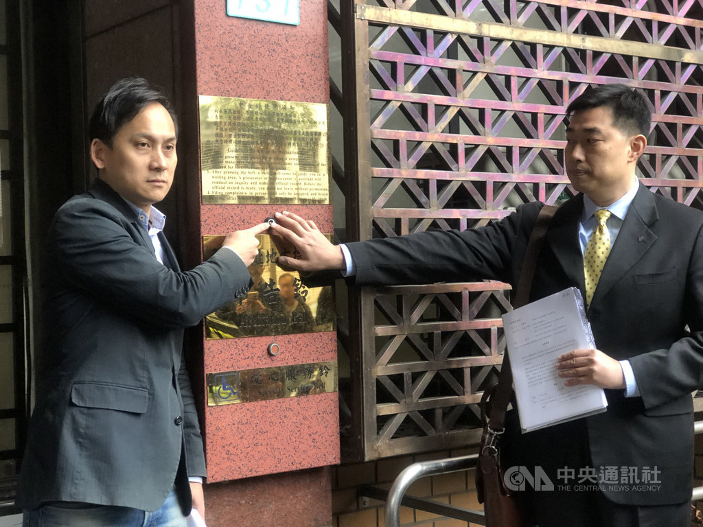 國民黨總統參選人韓國瑜競辦發言人葉元之(左)、法律顧問葉慶元(右)2日前往北檢按鈴控告時代力量立委黃國昌意圖使人不當選。中央社記者王承中攝 108年12月2日