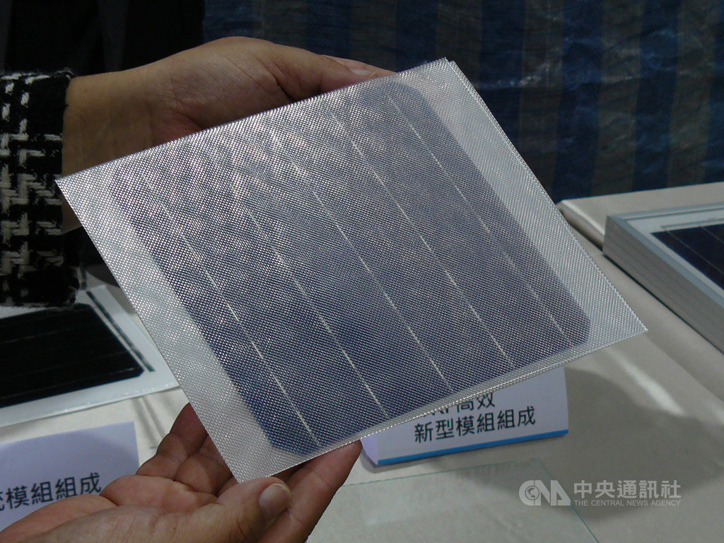 工研院以熱塑型材料,取代傳統使用的熱固型材料,開發出易拆解的太陽能模組。中央社記者鍾榮峰攝 108年12月2日