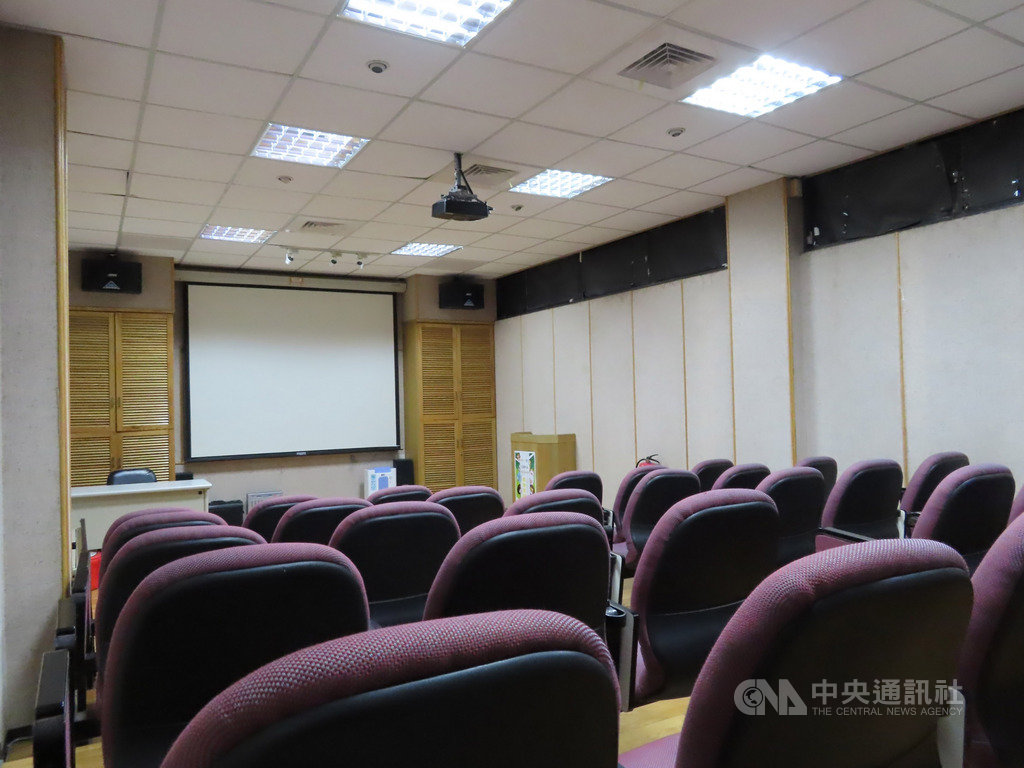新北市立圖書館金山與三芝分館將視聽室打造成「VIP電影院」,其中三芝分館可容納35人,12月起開放民眾預約申請使用。(新北市立圖書館提供) 中央社記者葉臻傳真 108年12月2日