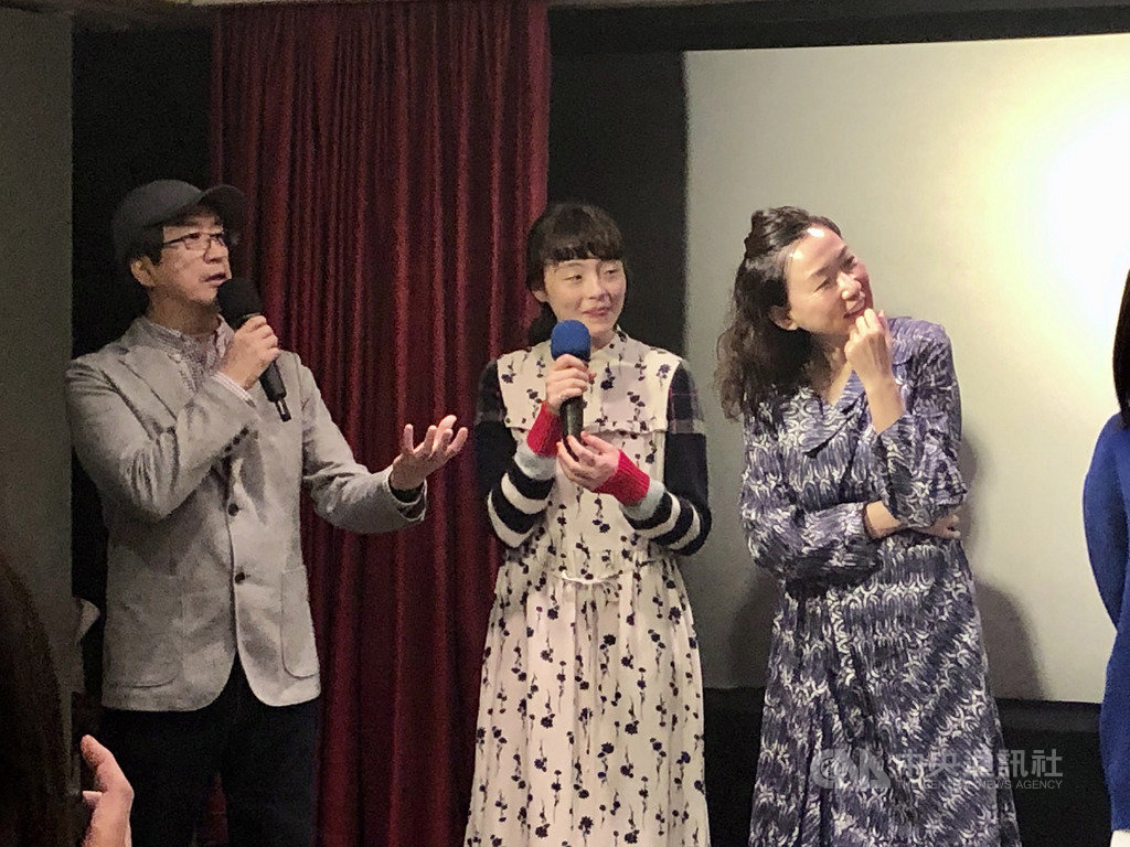 日本導演今關明好(左)去年來台拍攝新片「戀戀豆花」,全片幾乎都在台灣取景,他2日率主要演員在台北舉行試映會,並分享拍攝趣事。中央社記者洪健倫攝 108年12月2日