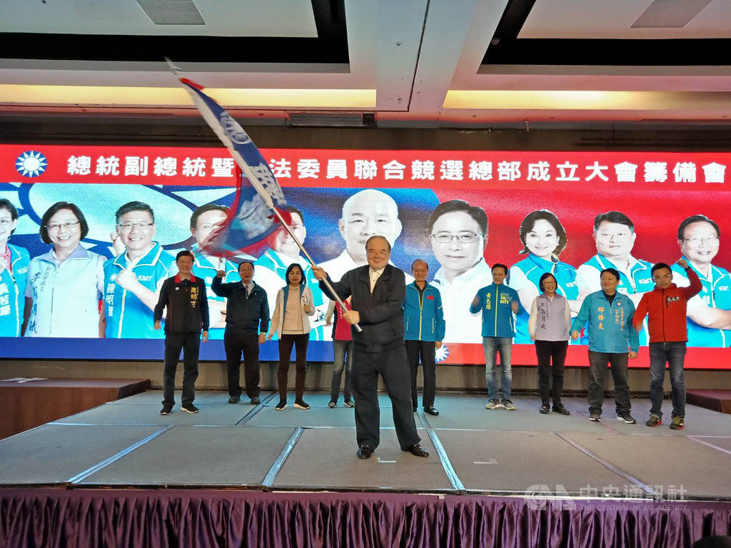 國民黨新北市黨部2日舉辦新北市總統副總統暨立法委員聯合競選總部成立大會籌備會議,由市黨部主委李乾龍(前)擔任競總總幹事,操盤新北選戰。(國民黨新北市黨部提供)中央社記者王鴻國新北市傳真 108年12月2日