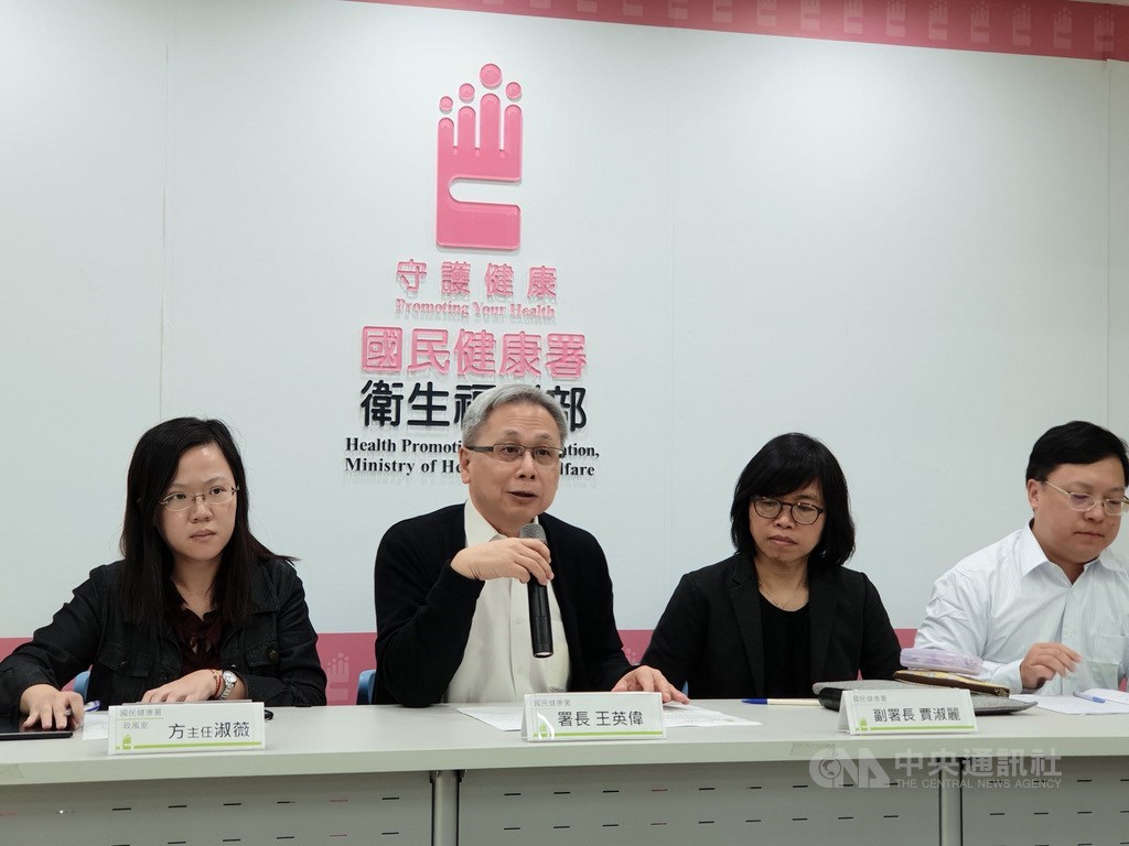 衛生福利部國民健康署周姓科長上網買二手手機疑涉威脅學生賣家,國健署2日召開考績會,會後由署長王英偉(左2)、副署長賈淑麗(右2)與政風室主任方淑薇(左)等人舉行記者會說明,共同宣布懲處決議。中央社記者陳偉婷攝 108年12月2日