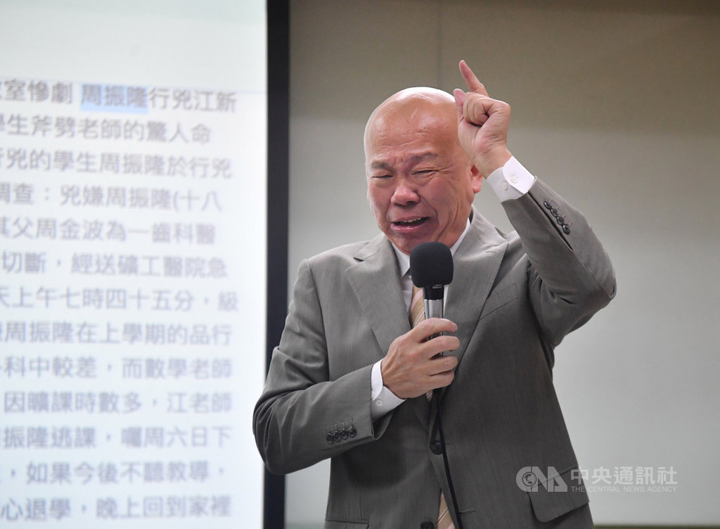 前二二八國家紀念館長廖繼斌(圖)2日表示,現任二二八事件基金會執行長楊振隆,過去名為周振隆,曾在基隆高中就讀時,於課堂持斧頭砍殺江姓導師,卻在今日出任執行長,質疑他並不適任。中央社記者王飛華攝 108年12月2日
