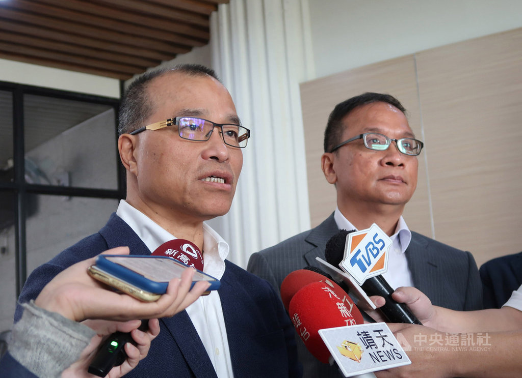 高雄市副市長葉匡時(左)2日表示,輕軌二階爭議路段將以原路線執行並導入造街計畫,市府計畫以半年的時間和居民溝通,盼兩年內完成造街和輕軌工程。中央社記者王淑芬攝 108年12月2日