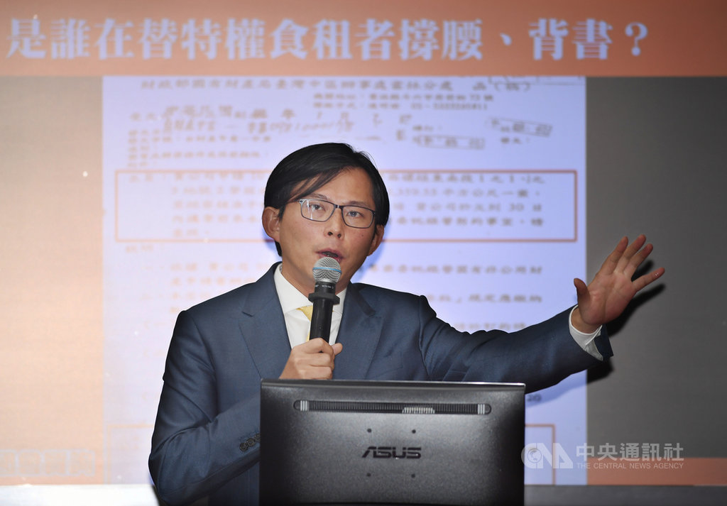 時代力量立委黃國昌(圖)2日在立法院財政委員會,就濁水溪河床採砂牟利案議題質詢,指國民黨總統參選人韓國瑜與岳家先違法占用河川地,再變更為礦業用地蓋砂石場,而後申請變更做休閒農場,藉此圈地,期間還兩度申請讓售,試圖把土地變私有。中央社記者施宗暉攝 108年12月2日