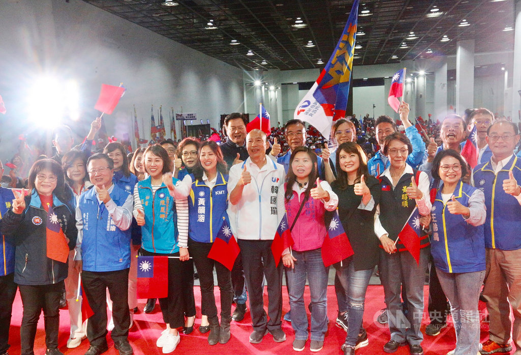 「高雄市各界挺韓後援會幹部大會」2日晚間舉行,國民黨總統參選人韓國瑜(前中白衣者)與同黨立委參選人同台造勢,現場支持者也熱情高喊「凍蒜」。中央社記者董俊志攝 108年12月2日