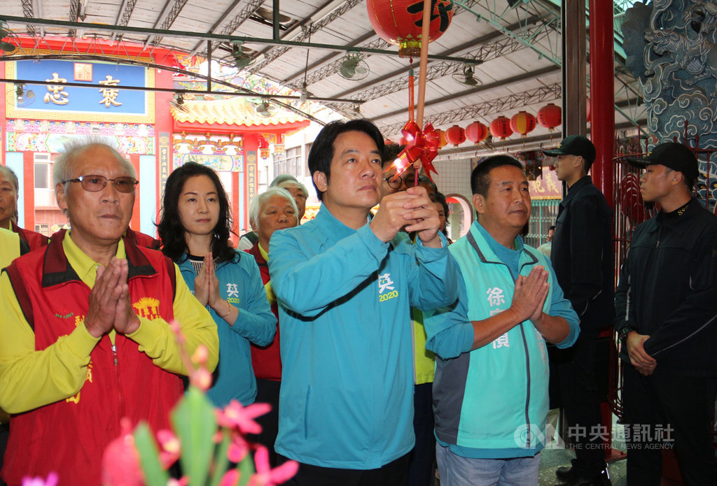 民進黨副總統參選人賴清德(前中)2日參拜苗栗市義民廟,呼籲客家鄉親在這次選舉發揮義民爺過去保家衛國精神,再次團結,共同守護台灣主權。中央社記者管瑞平攝 108年12月2日