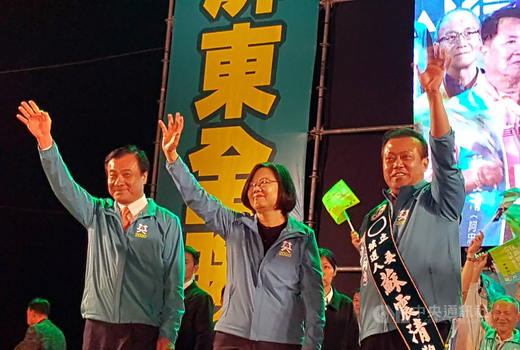 現任民進黨籍立委蘇震清(前右)投入屏東第2選區立委選戰,總統蔡英文(前中)、立法院長蘇嘉全(前左)2日晚間南下為蘇震清站台,呼籲屏南選區唯一支持蘇震清。中央社記者郭芷瑄攝 108年12月2日