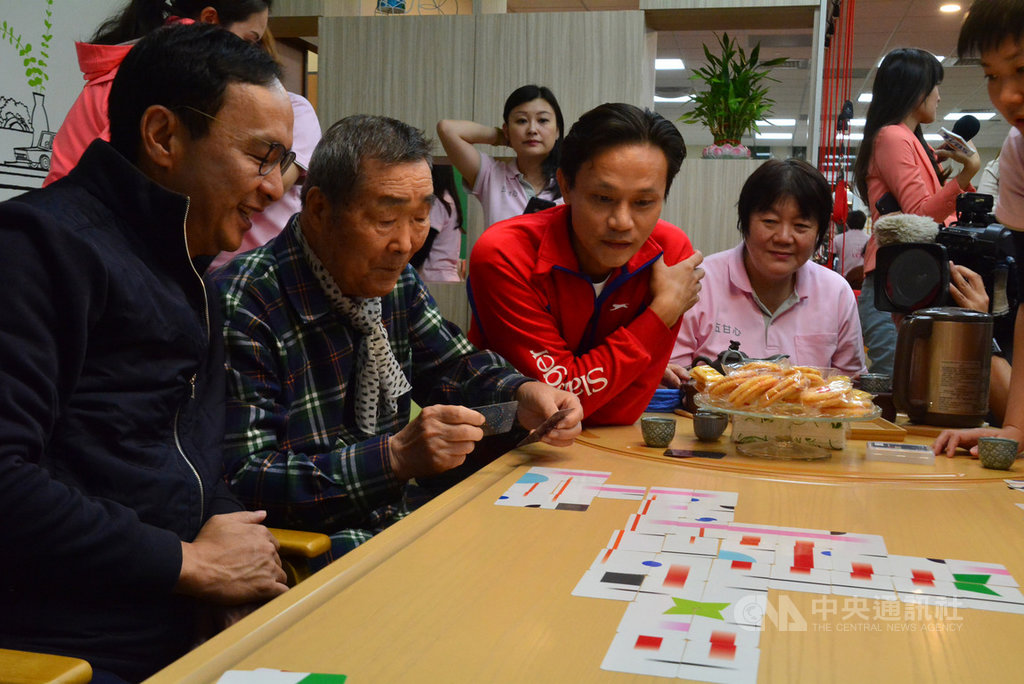 前新北市長朱立倫(前左)2日在前立委黃志雄(前左3)陪同下,參訪新北市樹林區五甘心日間長照中心,並與長輩一起玩桌遊。中央社記者黃旭昇新北攝 108年12月2日