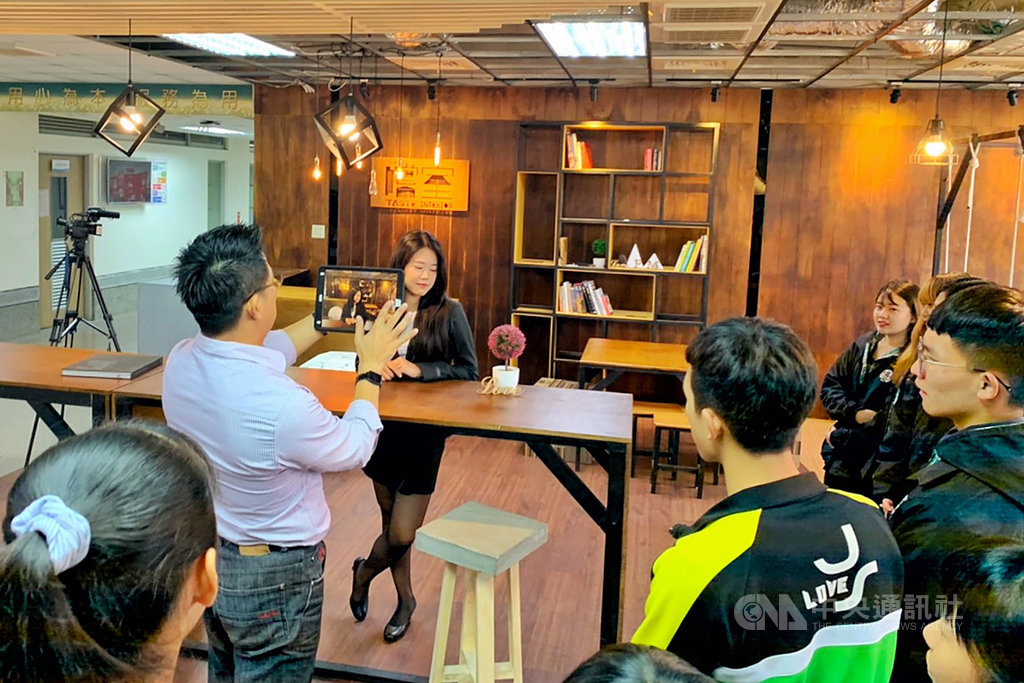 桃園市健行科技大學在國際企業經營系試辦「IG網美拍照祕笈攻略」創意課程,一推出果然立即秒殺。中央社記者吳睿騏桃園攝 108年12月2日