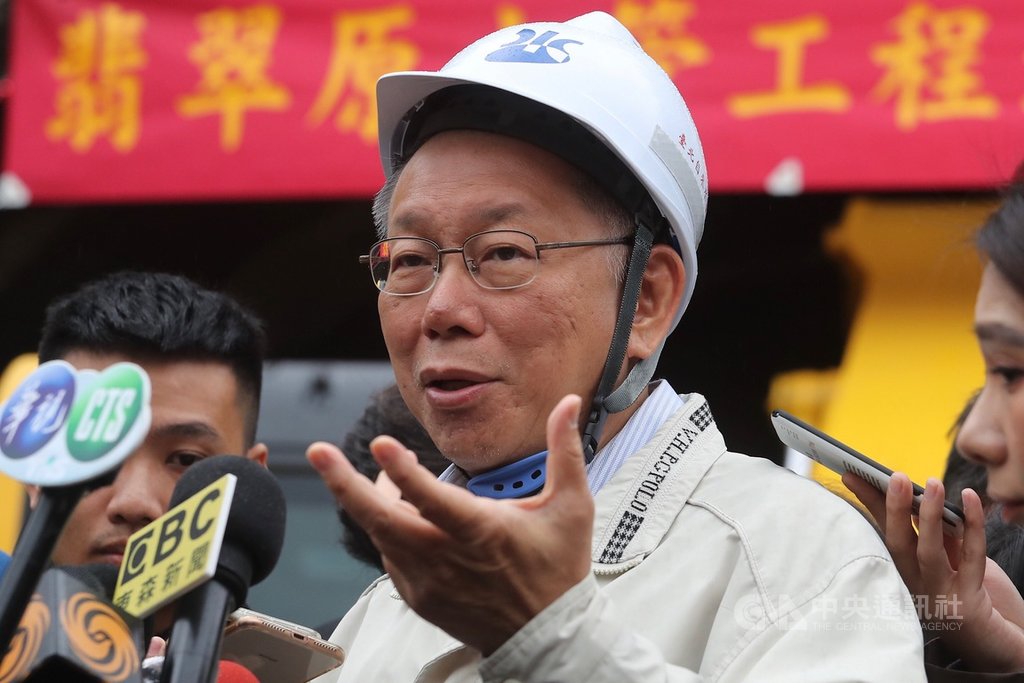 台北市長柯文哲(前)與鴻海創辦人郭台銘在幼兒政策、國會組成上意見不一樣,柯文哲2日出席翡翠原水管工程開挖進洞儀式時受訪表示,儘管雙方意見分歧,仍可合作,這是新的政治思維。中央社記者裴禛攝 108年12月2日