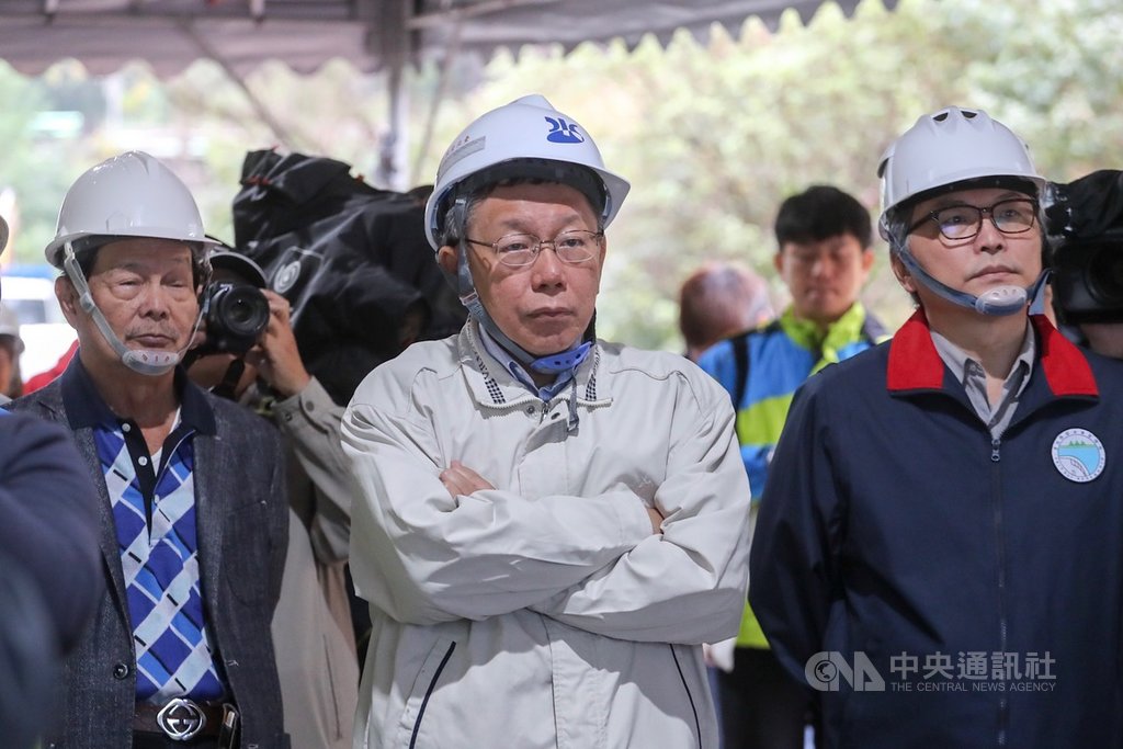 台北市「翡翠原水管」工程2日進行隧道開挖進洞,預計民國112年完工,台北市長柯文哲(中)上午前往視察表示,原水管竣工後,就不用擔憂颱風、強降雨造成原水濁度飆升,首都生活圈的600萬人用水就有保障。中央社記者裴禛攝 108年12月2日