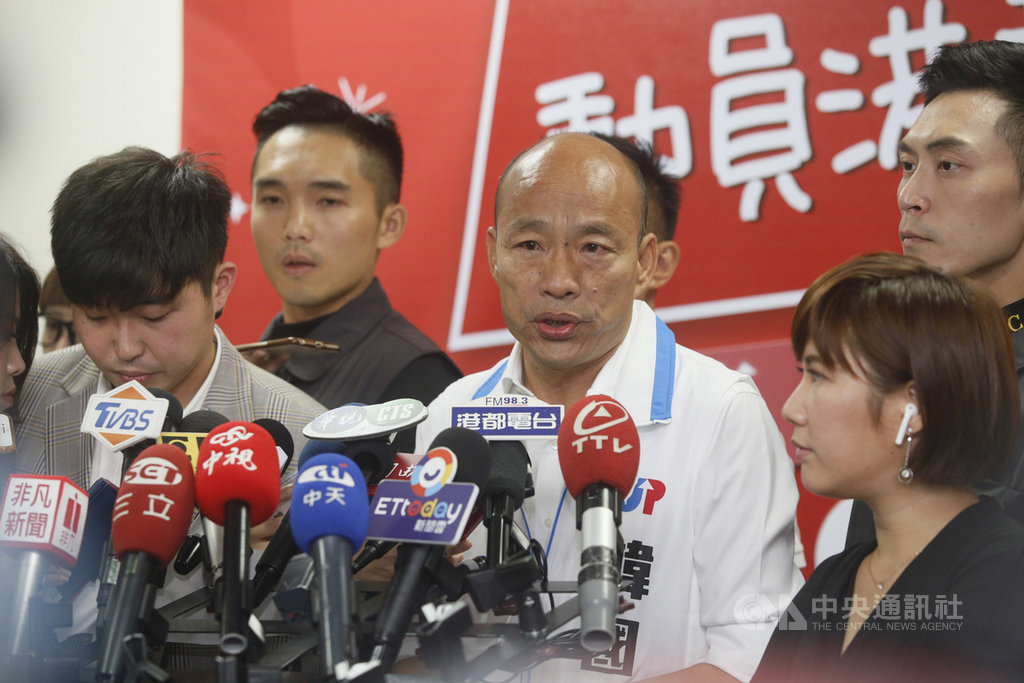 農委會將台肥貸款國民黨總統參選人韓國瑜購宅案送辦,韓國瑜(中)2日接受媒體聯訪表示,農委會依職權怎麼做他都沒意見,但不要繪聲繪影,有不法趕快移送檢調,不要等投完票後才發現烏龍一場。中央社記者董俊志攝 108年12月2日