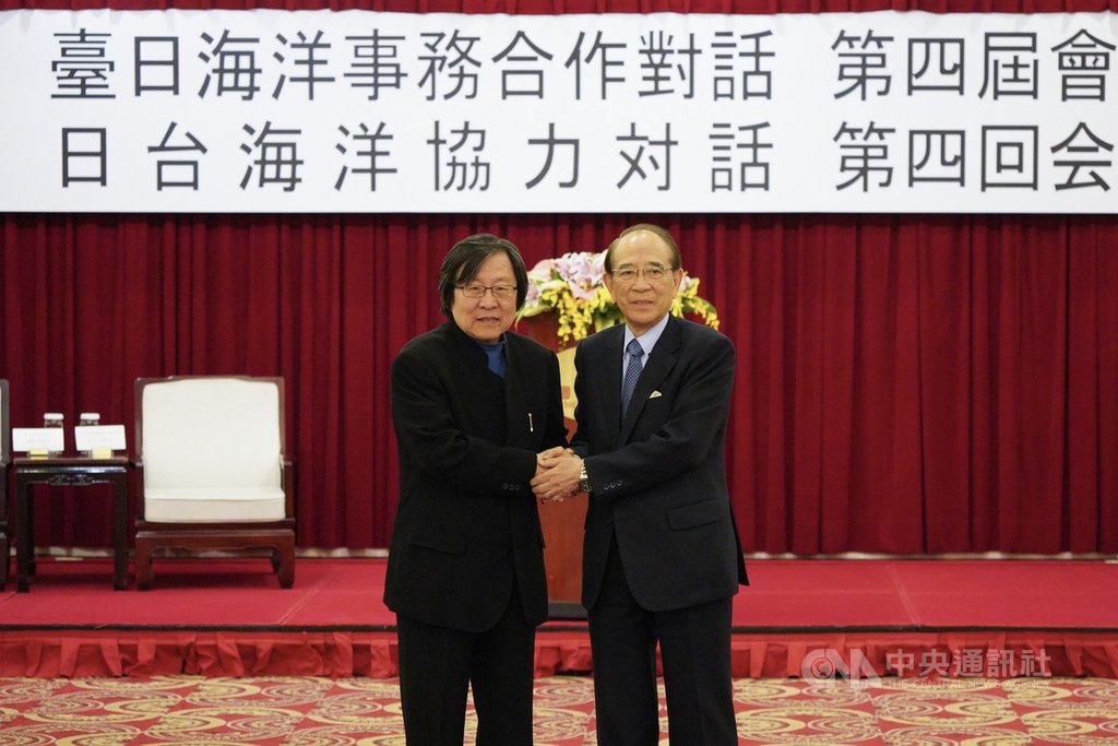 第4屆台日海洋事務合作對話會議開幕式2日下午在台北圓山大飯店舉行,台灣日本關係協會會長邱義仁(左)與日本台灣交流協會會長大橋光夫(右)握手致意。中央社記者徐肇昌攝 108年12月2日