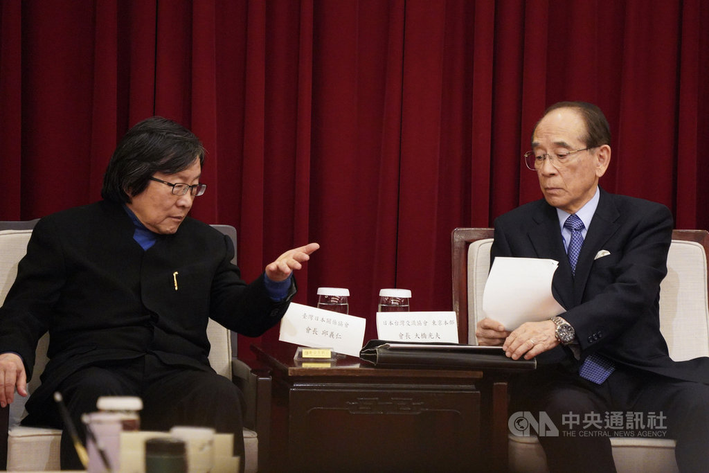 第4屆台日海洋事務合作對話會議開幕式2日下午在台北圓山大飯店舉行,台灣日本關係協會會長邱義仁(左)與日本台灣交流協會會長大橋光夫(右)在會前交換意見。中央社記者徐肇昌攝 108年12月2日