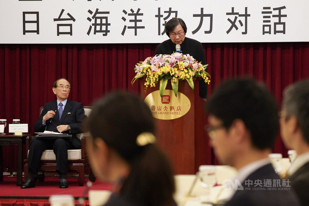 第4屆台日海洋事務合作對話會議開幕式2日下午在台北圓山大飯店舉行,台灣日本關係協會會長邱義仁(後右)出席致詞。後左為日本台灣交流協會會長大橋光夫。中央社記者徐肇昌攝 108年12月2日
