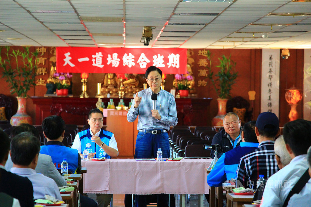 國民黨副總統參選人張善政(中)2日到台中與中小企業座談,與地方業者交流經濟與勞工相關政策。中央社記者蘇木春攝 108年12月2日