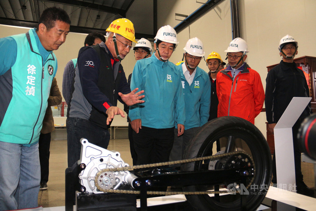 民進黨副總統參選人賴清德(前左3)2日參訪特斯拉(Tesla)電動車動力馬達製造商富田電機銅鑼廠,他說,未來將支持像富田這樣的企業持續發展,讓台灣產業不斷創新、技術升級。中央社記者管瑞平攝 108年12月2日