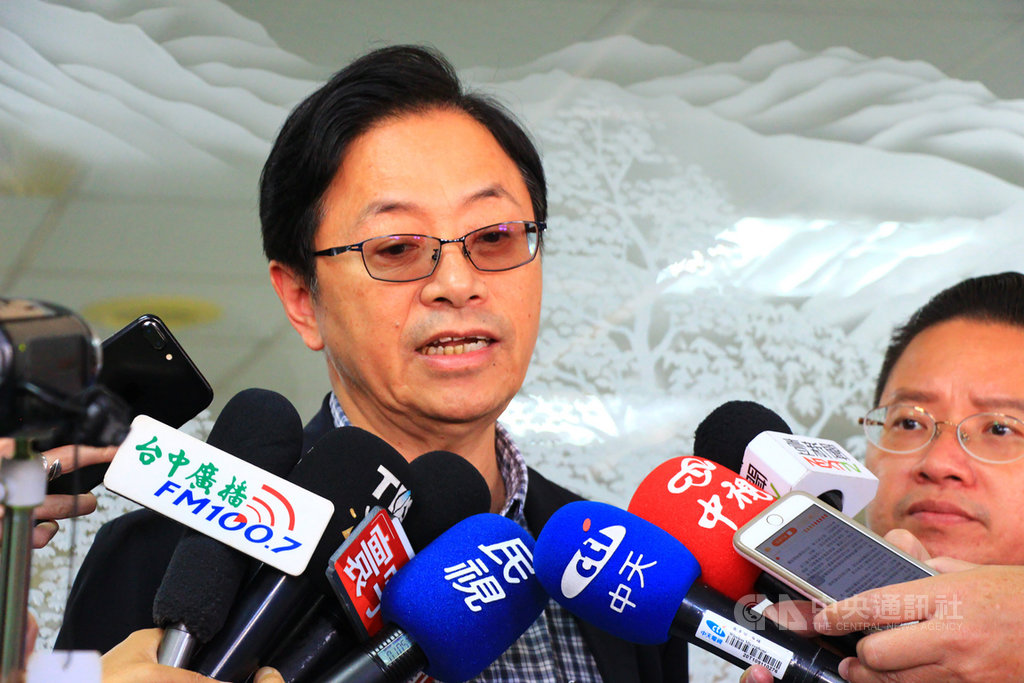 針對一例一休政策,國民黨副總統參選人張善政(左)2日到台中與中小企業座談時指出,將來的修法方向,會把協商彈性盡量放大,因為各行各業的情況完全不一樣。中央社記者蘇木春攝 108年12月2日
