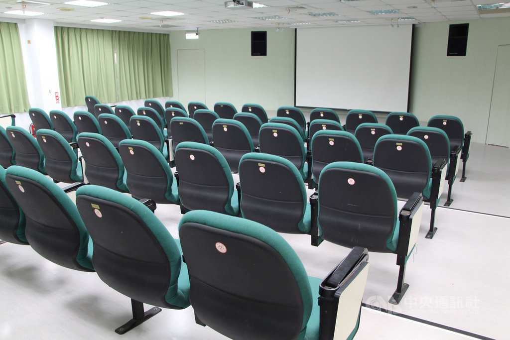 新北市立圖書館金山與三芝分館將視聽室打造成「VIP電影院」,方便偏鄉居民看電影,金山分館可容納65人。(新北市立圖書館提供) 中央社記者葉臻傳真 108年12月2日