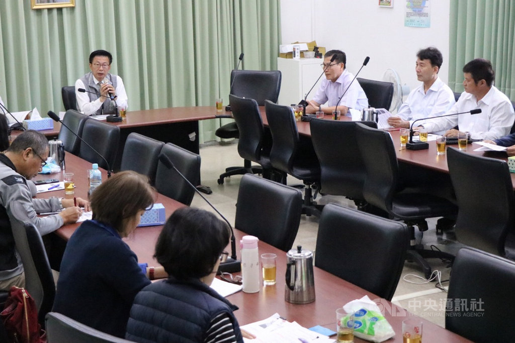 民進黨立委郭國文(左)2日邀請農糧署官員與台南胡麻主要產地的農會代表舉辦胡麻品牌化座談會,建議邀請藝人林志玲來為台南的胡麻品牌做公益性代言。中央社記者楊思瑞攝 108年12月2日
