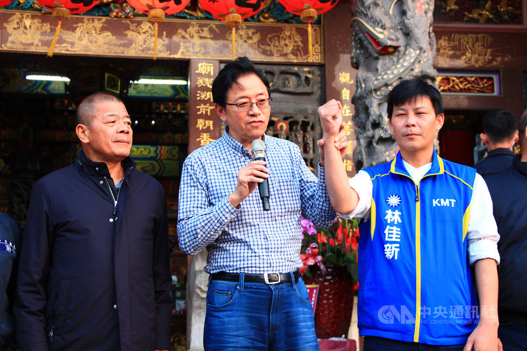 國民黨副總統參選人張善政(中)2日到台中為國民黨立委參選人林佳新(右)助選,呼籲鄉親票投國民黨讓政府變天,也力挺林佳新進立法院。中央社記者蘇木春攝 108年12月2日